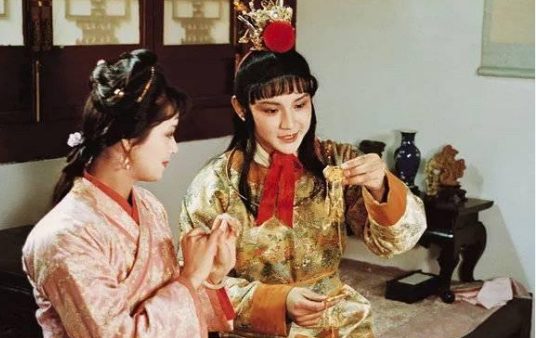 <strong>“宝玉”“宝钗”隔空论战</strong>